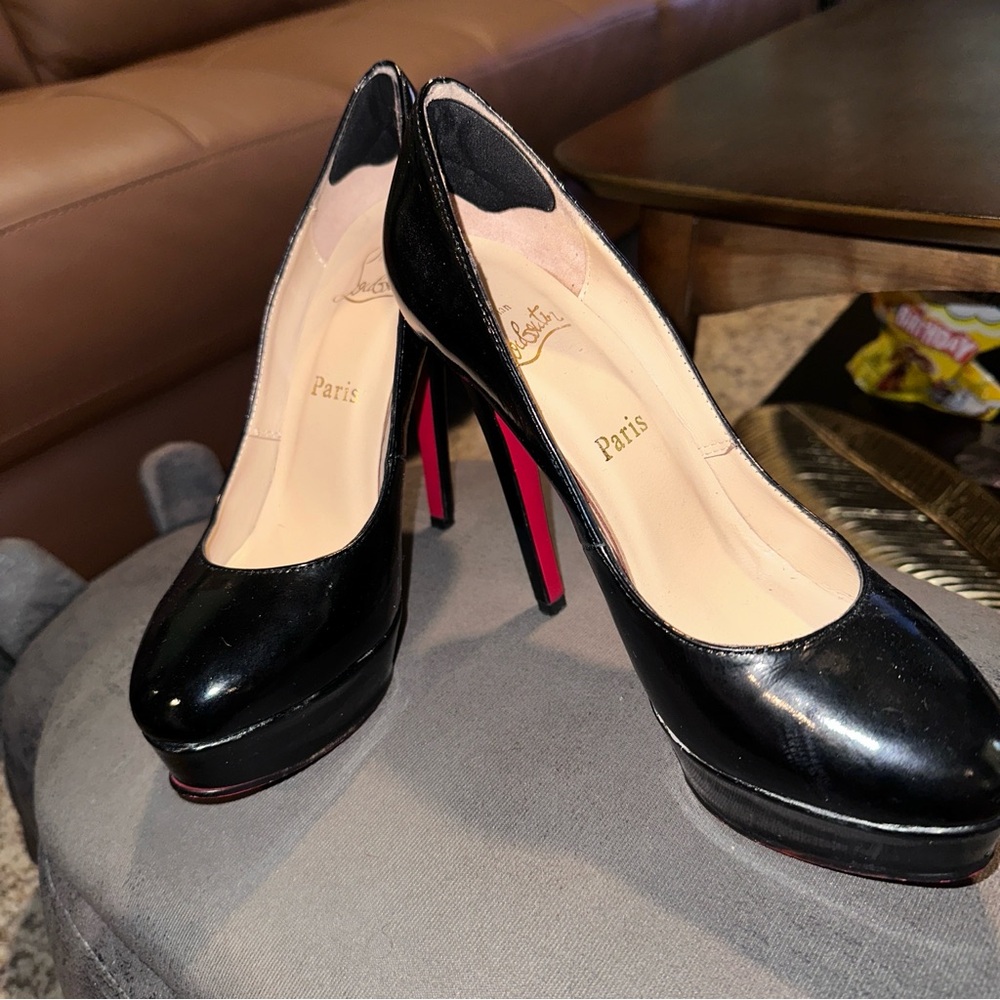FAUX Louboutin Black Patent Leather Platform Pumps with Red Soles FAUX size 38